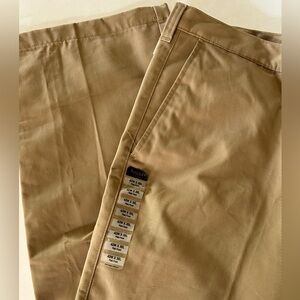 Haggar Men's Beige Khakis Size 40 W x 30 L
Everyday Khaki